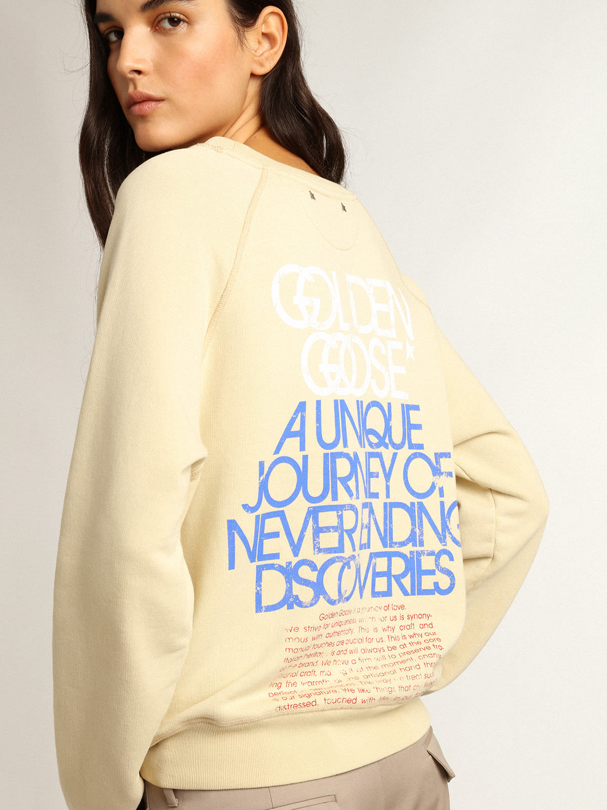 Golden Goose - Marzipanfarbenes Sweatshirt mit Schriftzügen auf der Rückseite in 