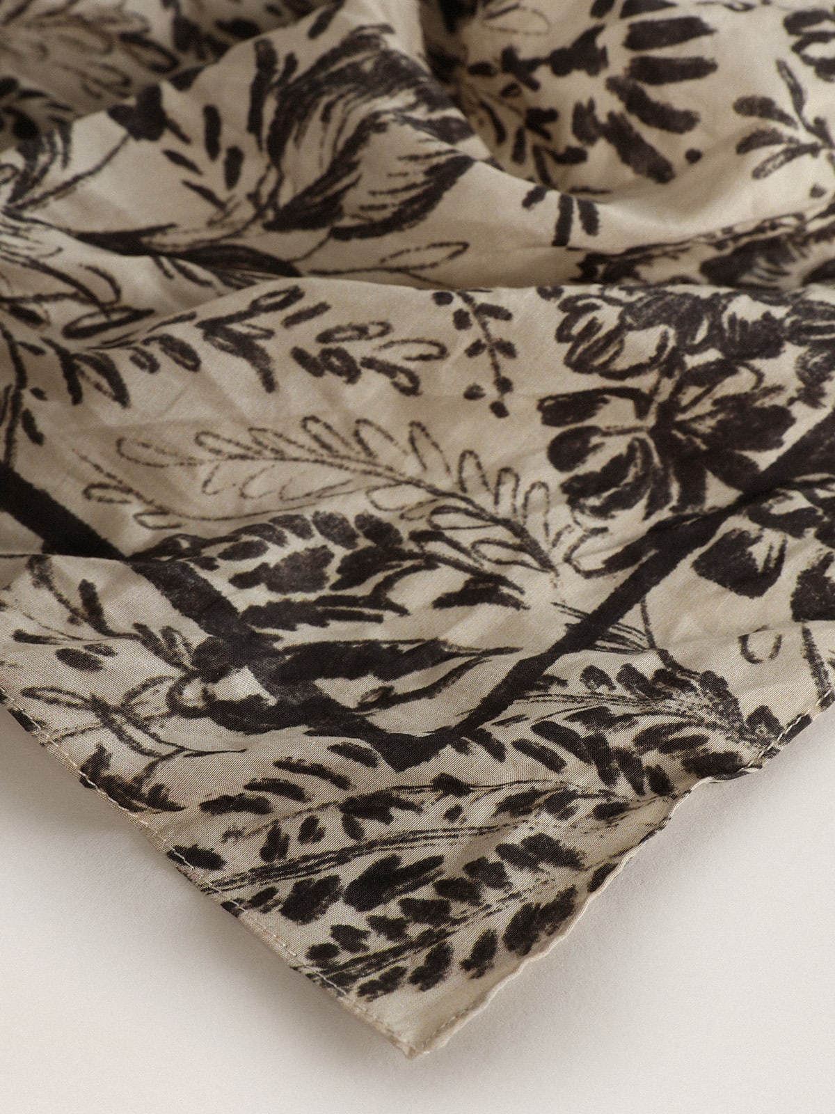 Bone-white scarf with contrasting toile de jouy pattern