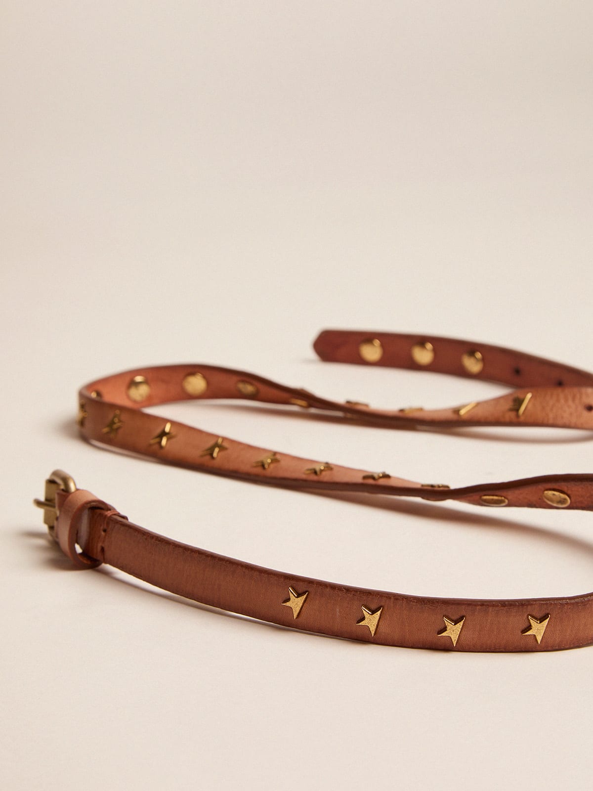 Golden Goose - Cinturón Molly de piel color cuero con tachas con forma de estrella in 