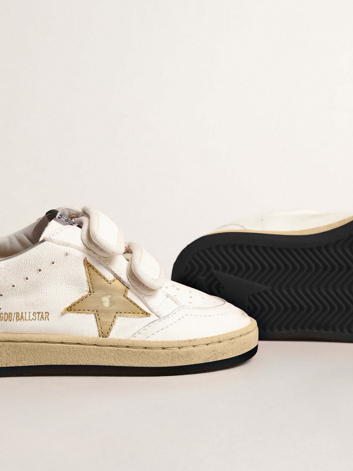 Golden Goose - Ball Star Young with gold metallic leather star and heel tab in 