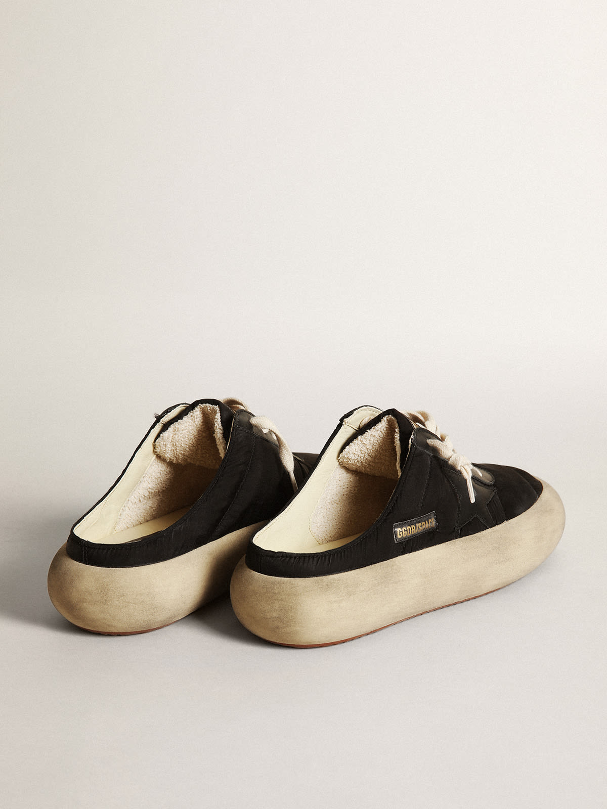 Golden Goose - Mules Space-Star en nylon noir avec étoile en cuir noir in 