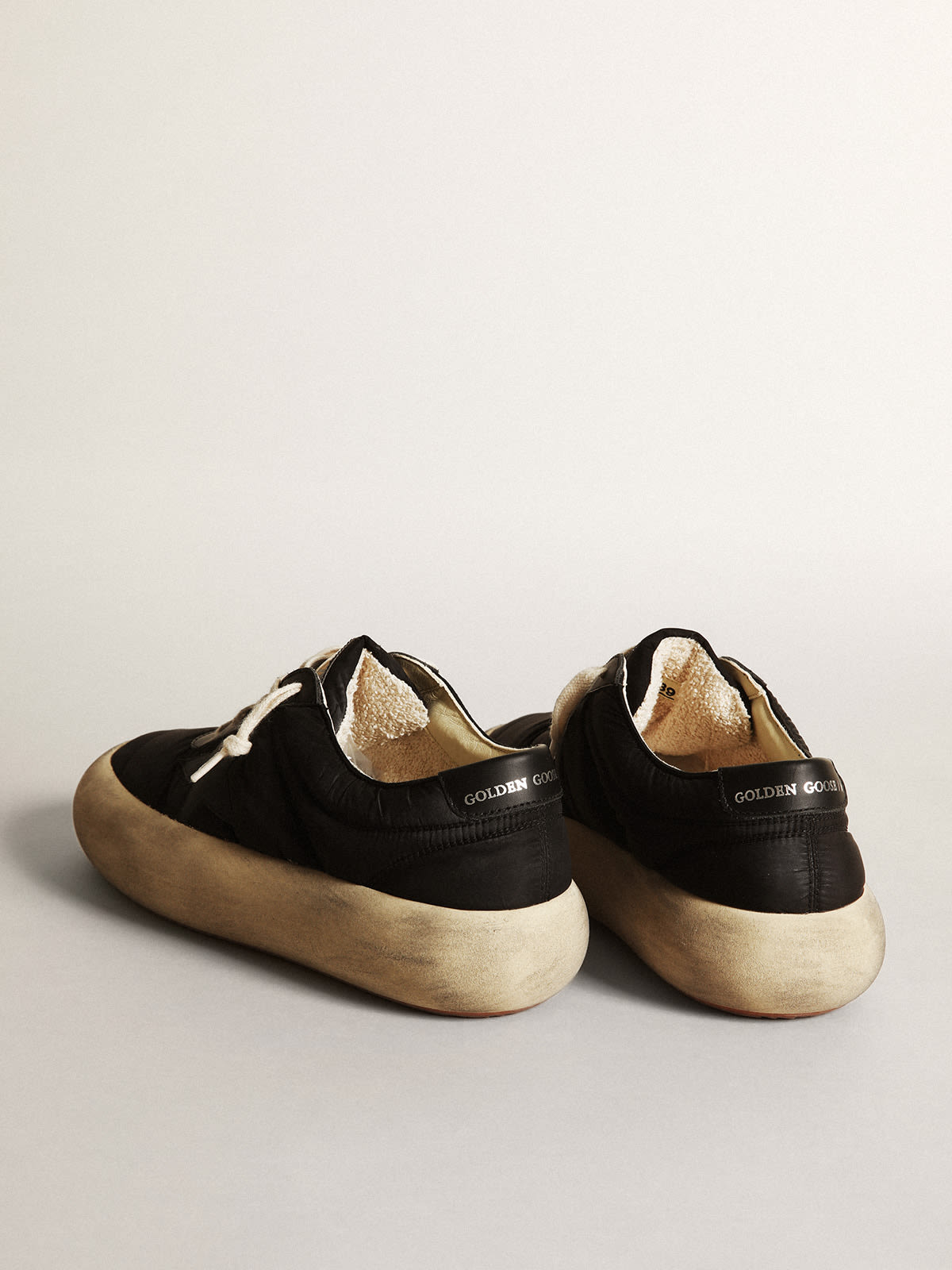 Golden Goose - Scarpe Space-Star Donna in nylon nero con stella e talloncino in pelle nera in 