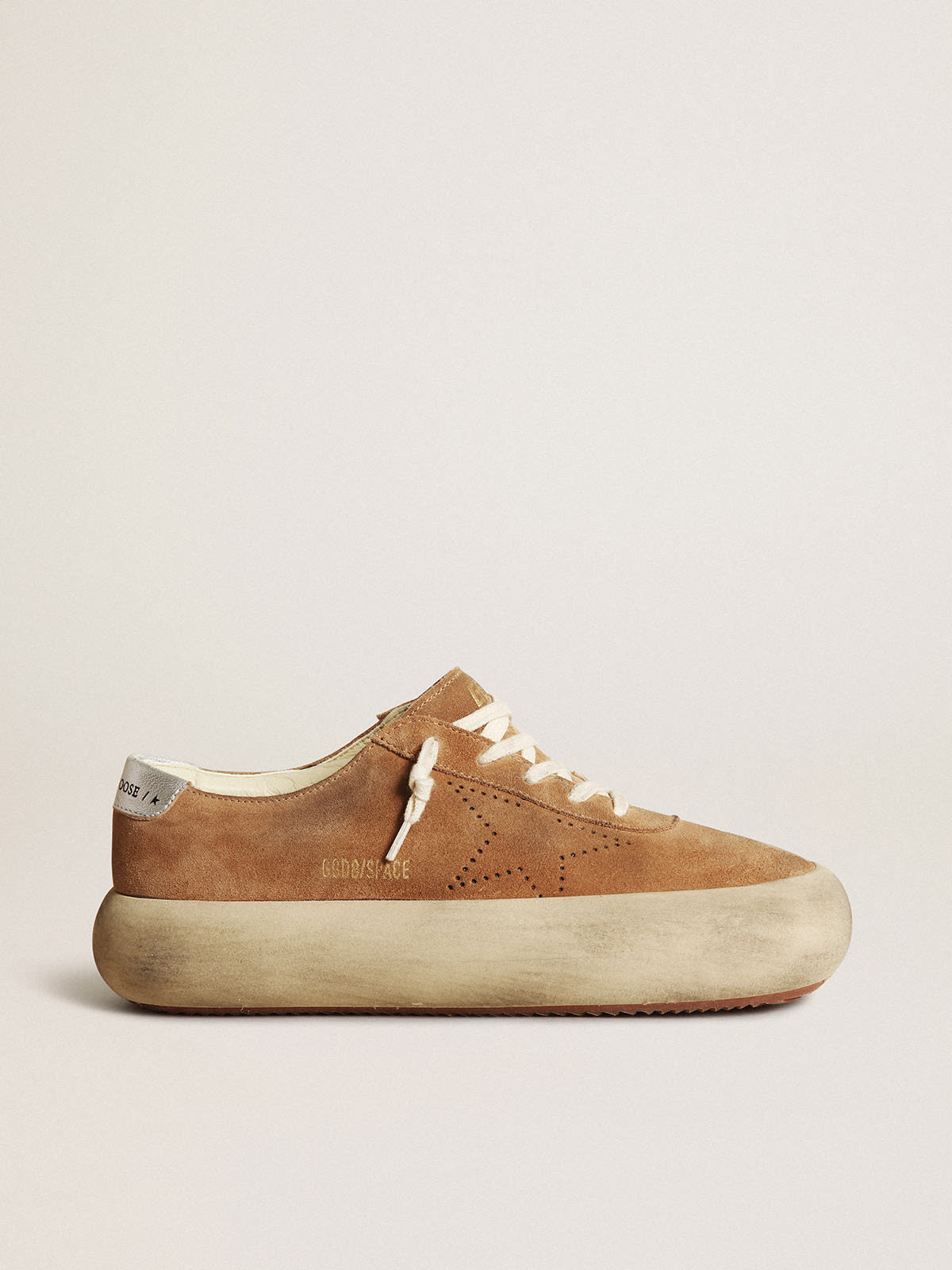 Golden Goose - Damen Space-Star aus tabakfarbenem Rauleder mit perforiertem Stern in 