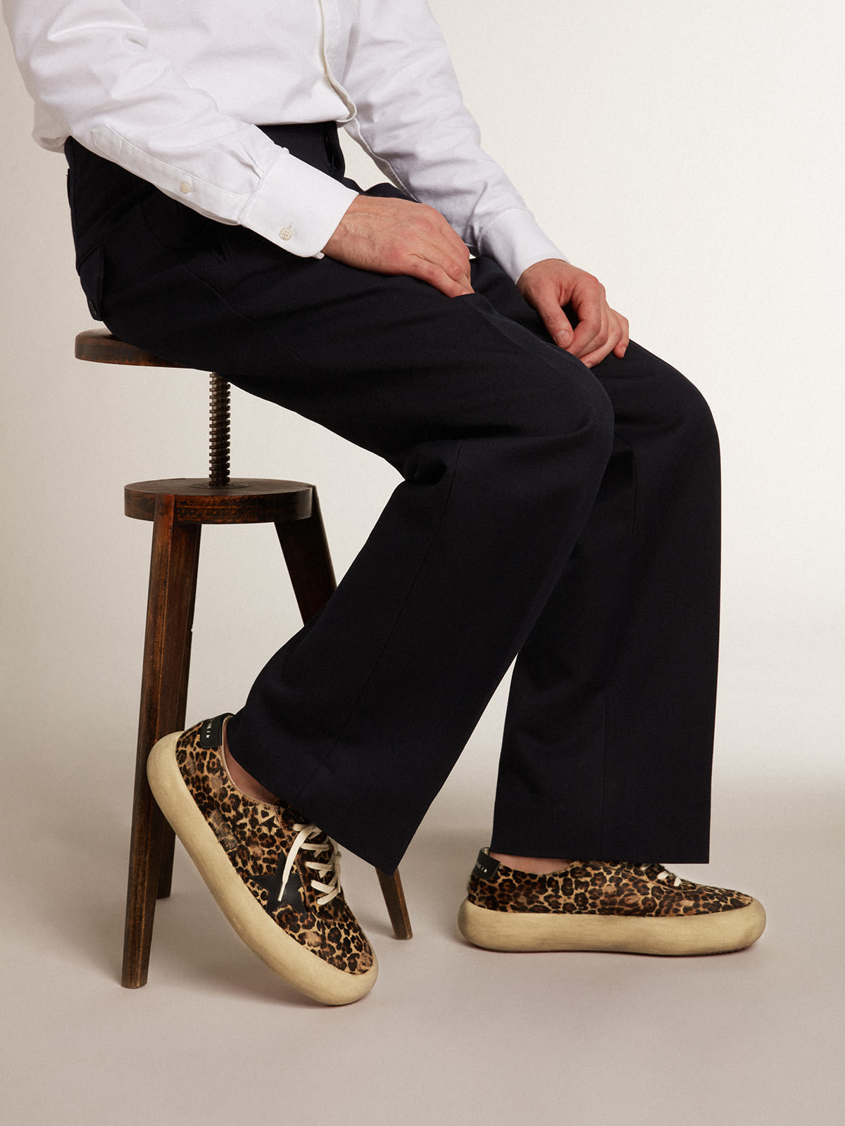 Golden Goose - Chaussures Space-Star pour homme en cuir façon poulain à imprimé léopard avec étoile et contrefort en cuir noir in 