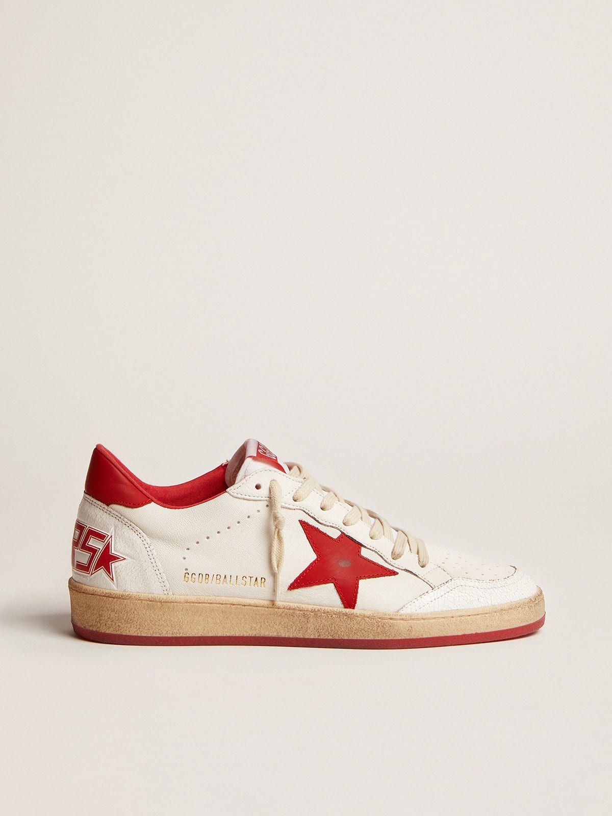 Golden Goose - Sneakers Ball Star blanches en cuir avec étoile et contrefort rouges in 