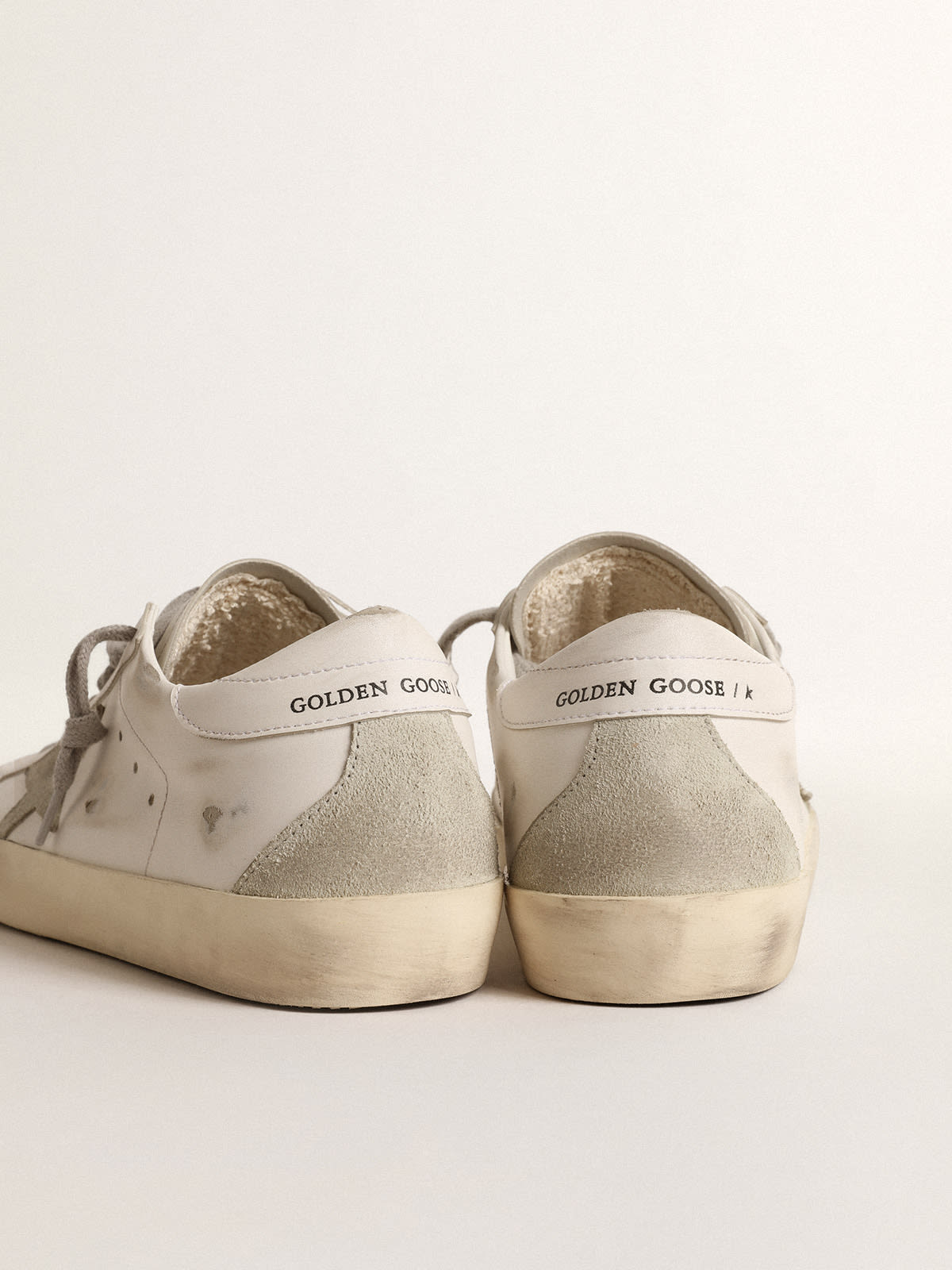 Superstar grise et store blanche daim