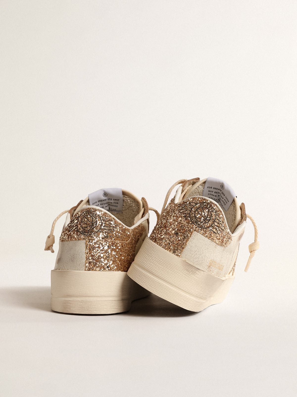 Golden Goose - Stardan en nappa écru avec étoile et contrefort à paillettes dorées in 