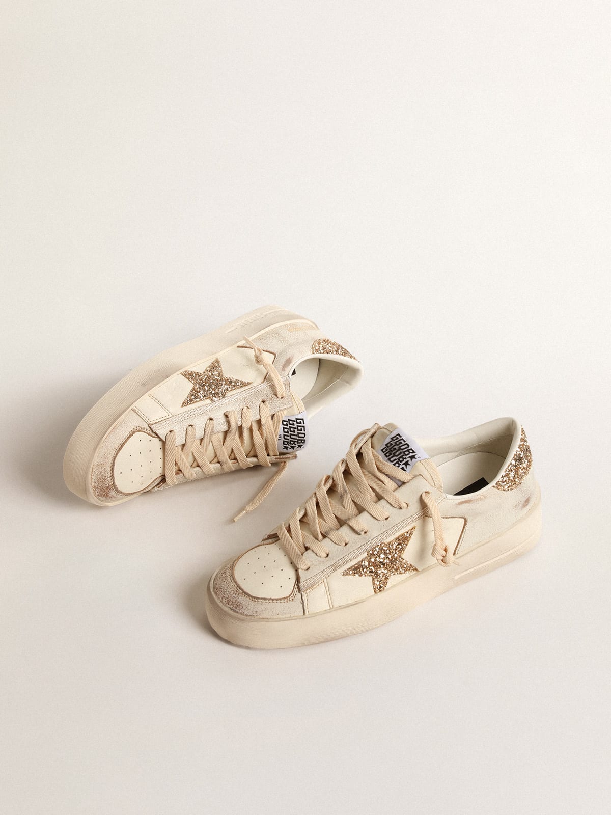 Golden Goose - Stardan aus Nappaleder in Ecru mit Stern und Ferse aus Goldglitzer in 