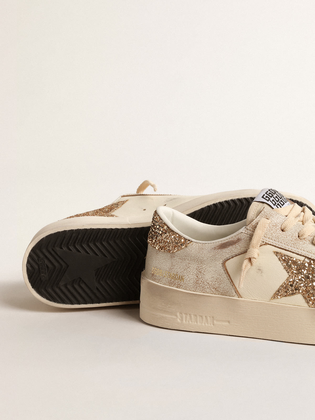 Golden Goose - Stardan en nappa écru avec étoile et contrefort à paillettes dorées in 