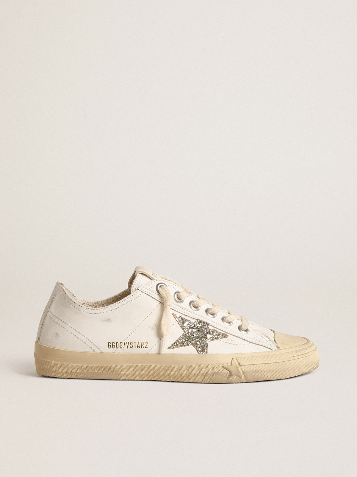 Golden Goose - V-Star in pelle bianca con stella in glitter color platino in 