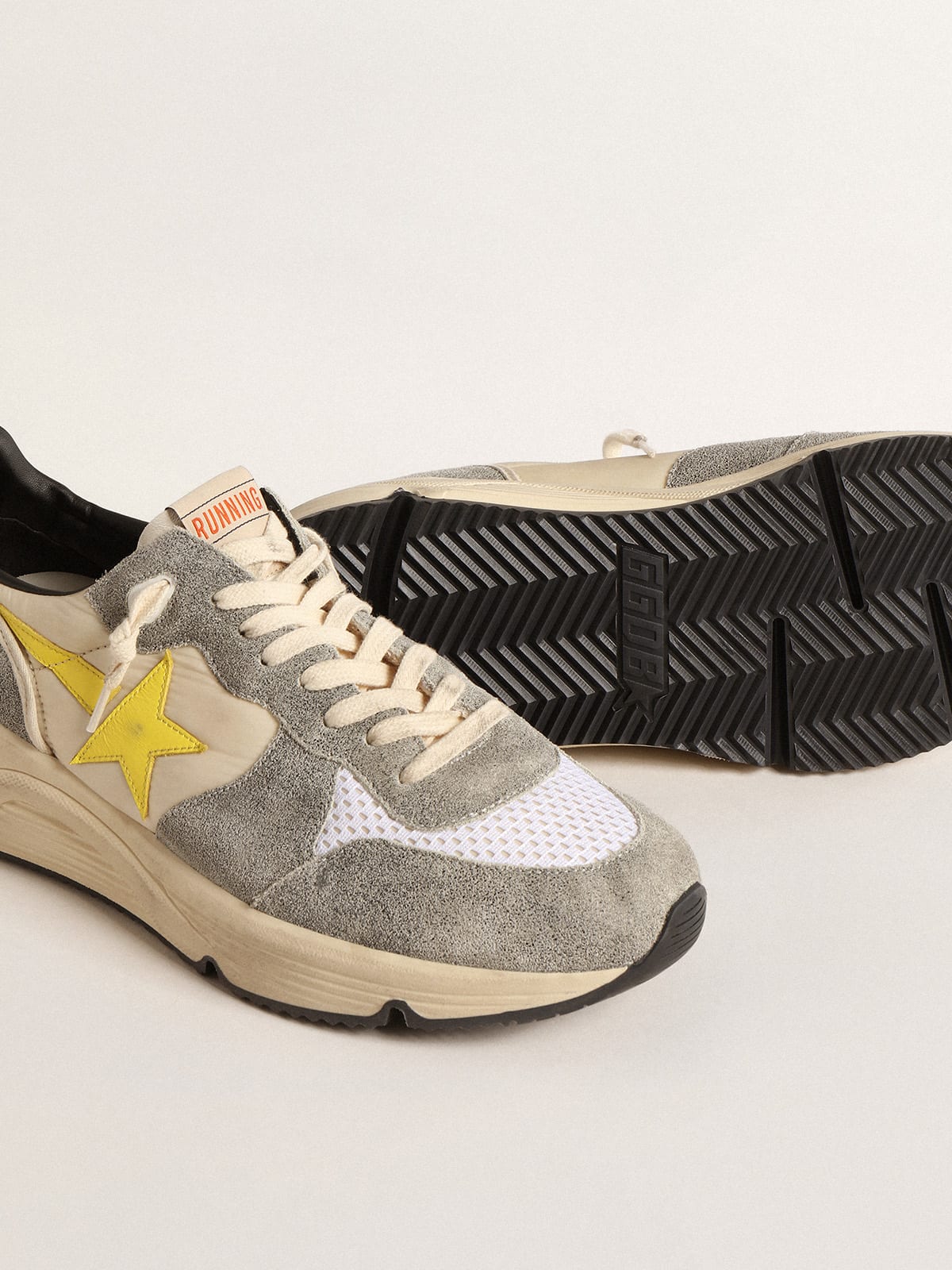 Running Sole en nylon beige et daim gris avec toile jaune