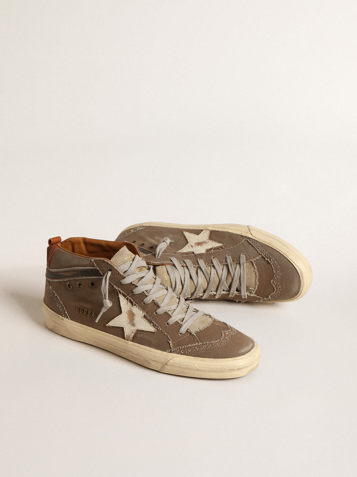 Mid Star in green canvas with leather star and black flash | Golden Goose