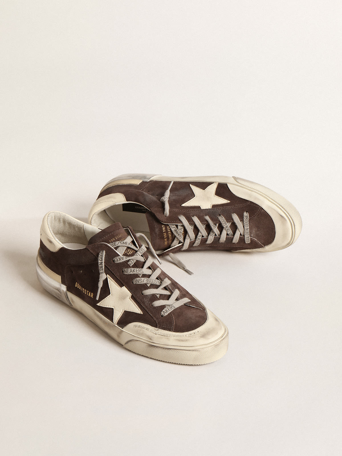 Golden Goose - Super-Star in suede grigio con stella e talloncino in nappa écru in 