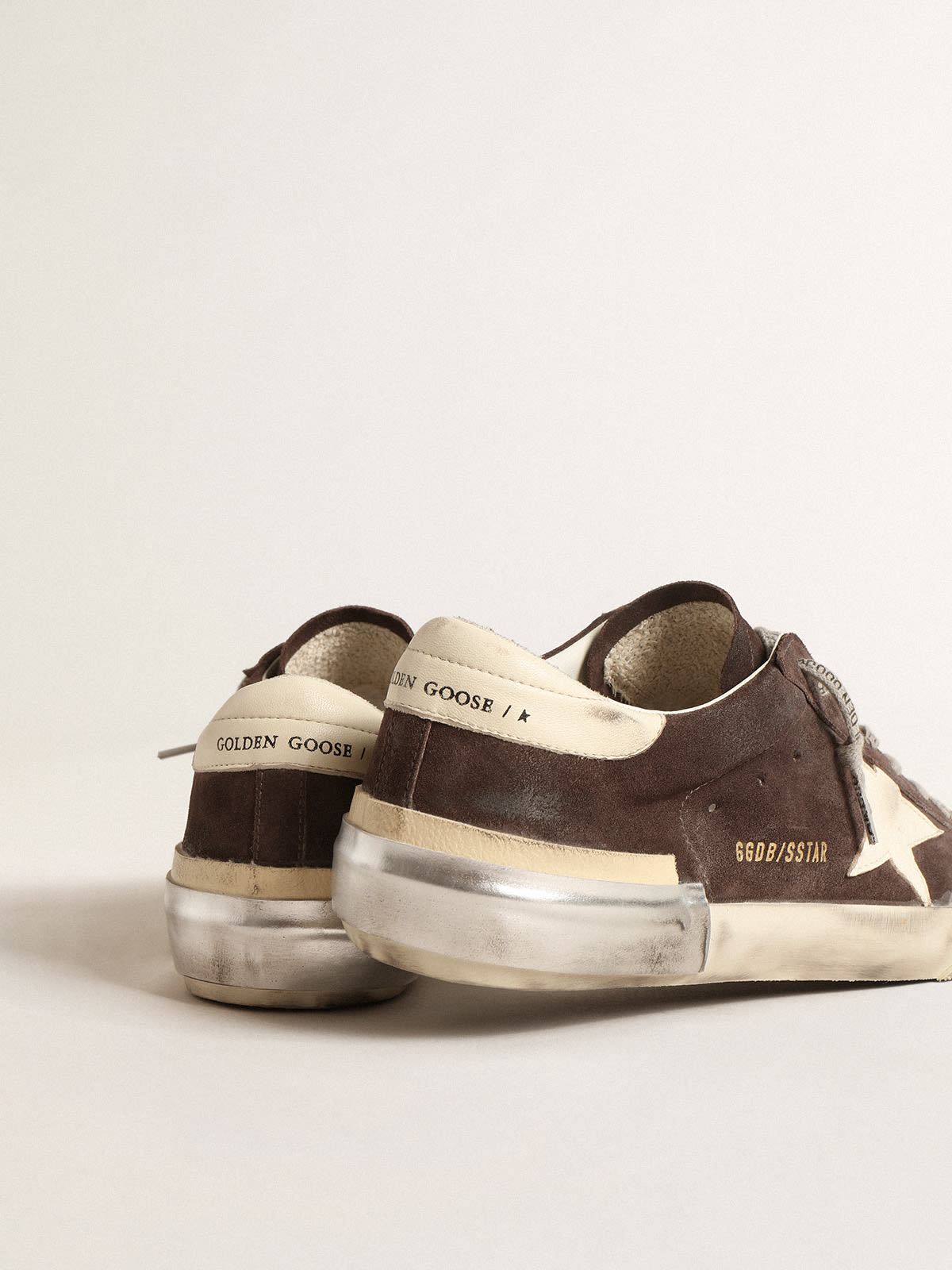 Golden Goose - Super-Star in suede grigio con stella e talloncino in nappa écru in 