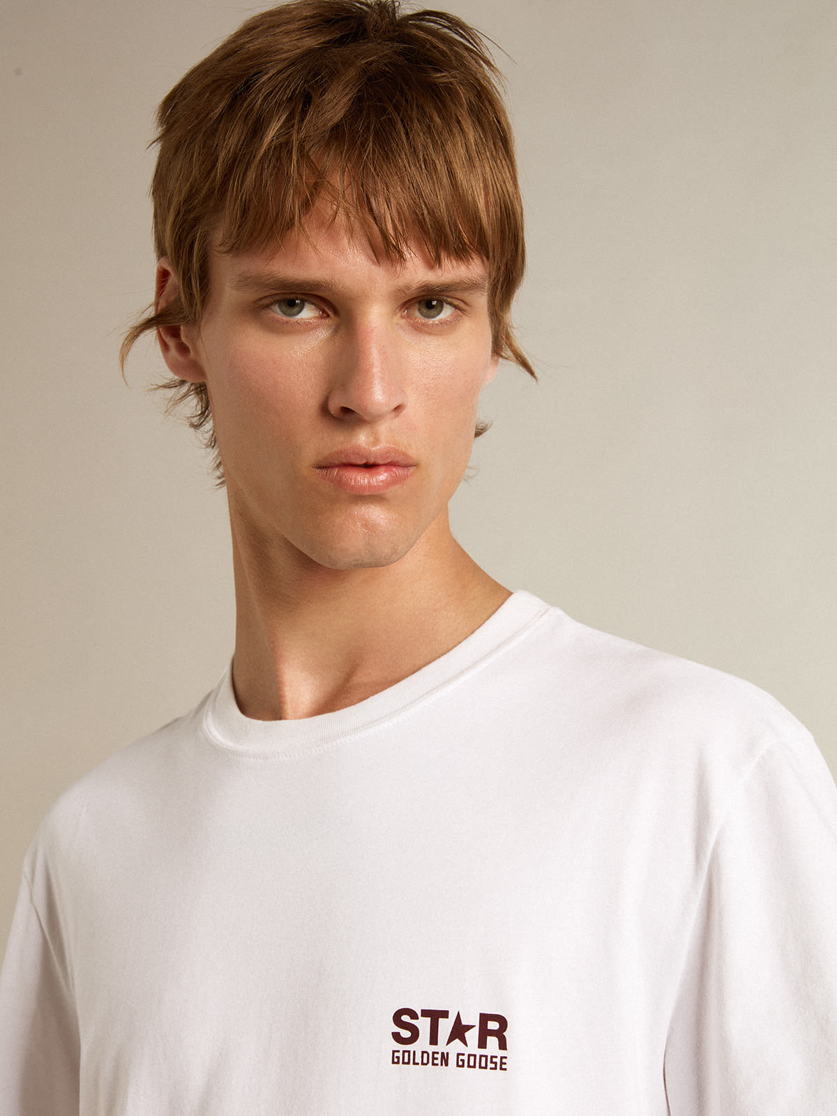 Golden Goose - Men's white T-shirt with contrasting burgundy logo and star in 