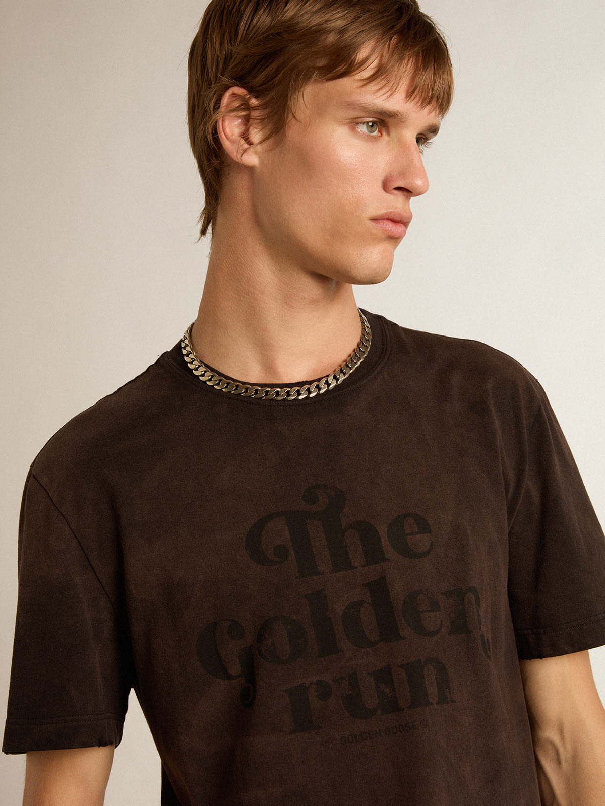 Golden Goose - T-shirt in cotone color antracite con scritta sul davanti in 
