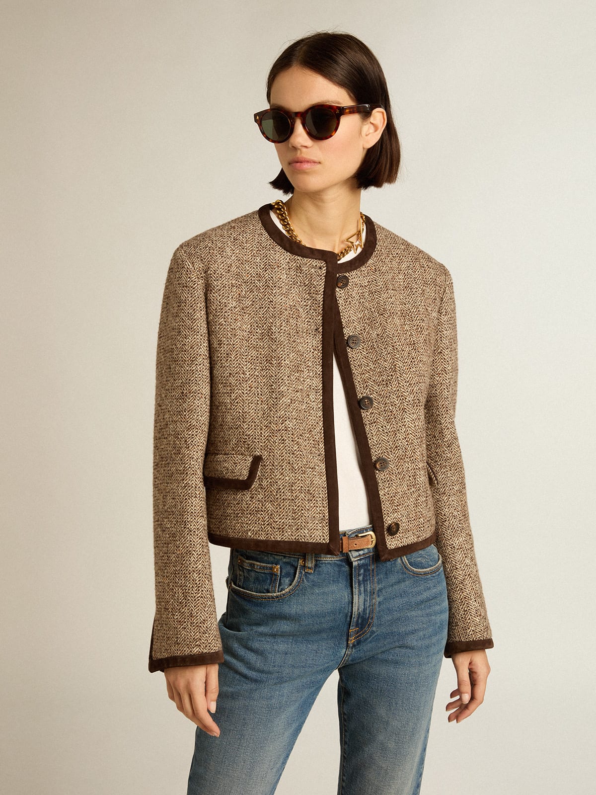 Brown cropped jacket with button fastening