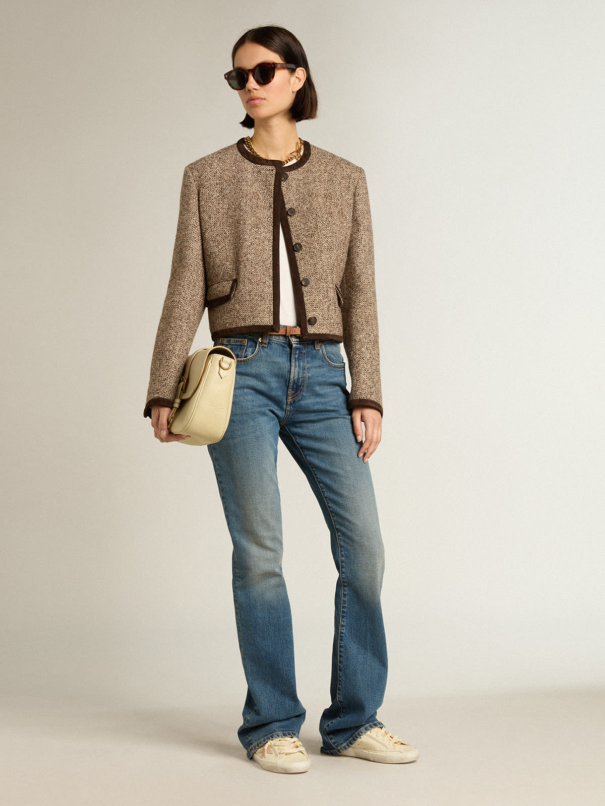 Brown cropped jacket with button fastening