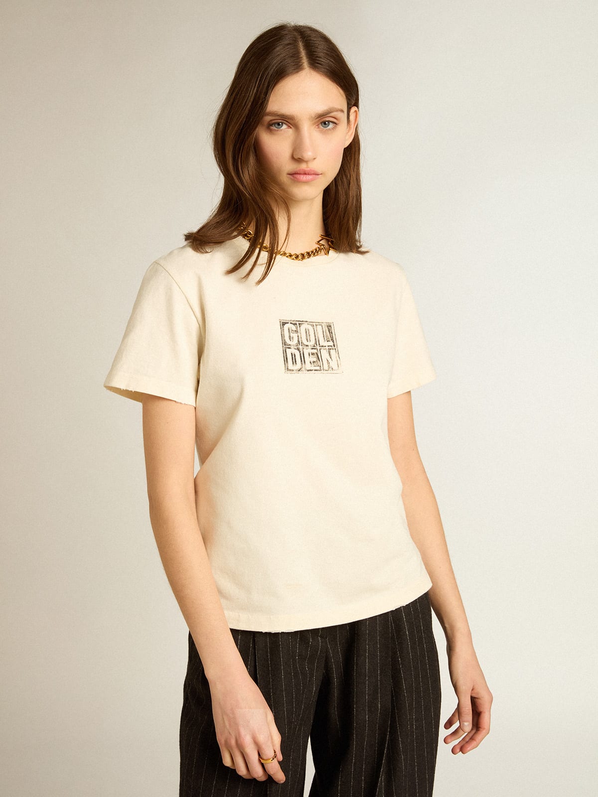 Golden Goose - T-Shirt aus Baumwolle in Lived-in-White mit Aufdruck auf der Vorderseite in 