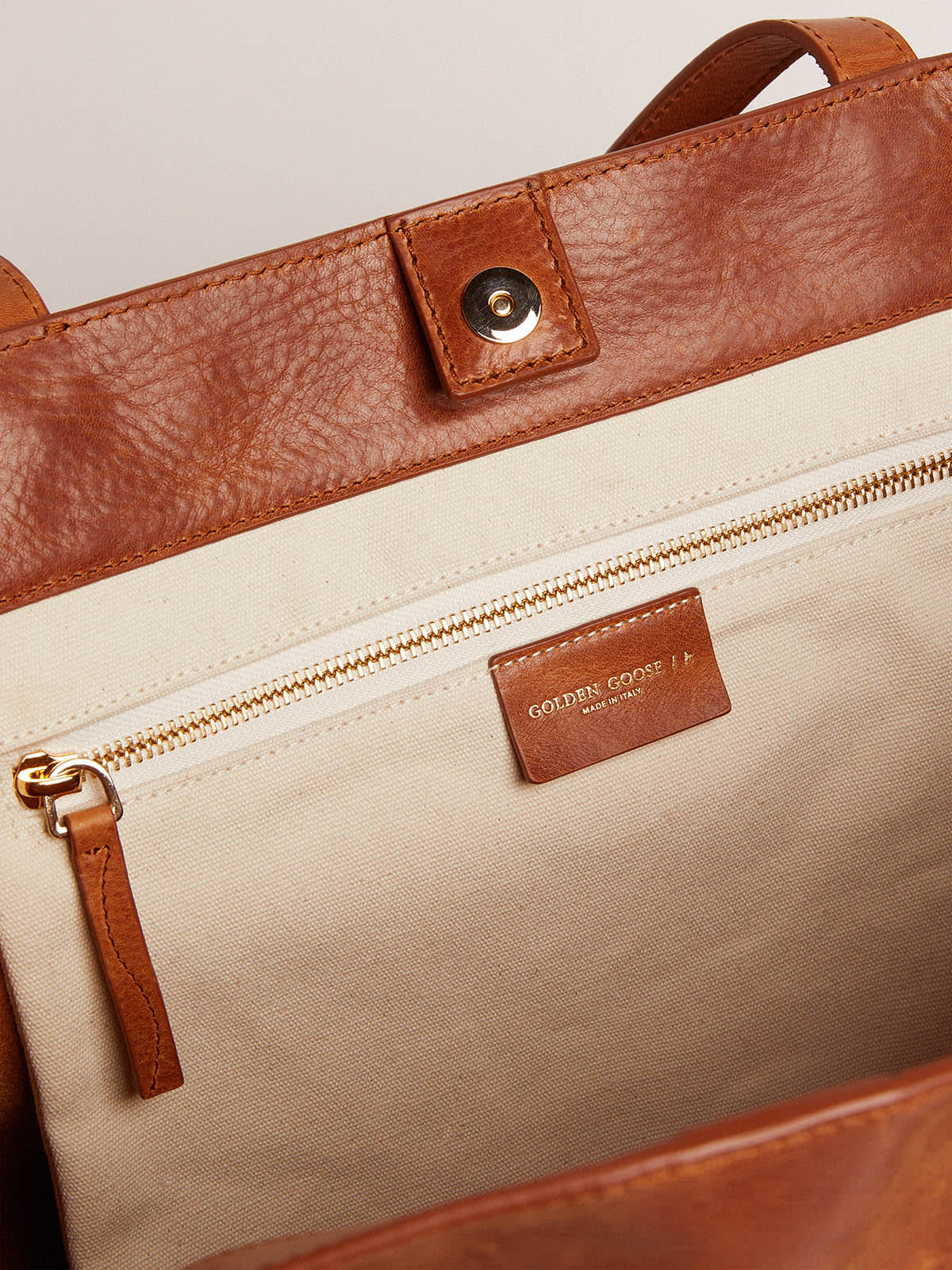 Golden Goose - Pasadena Bag in tan-colored glossy leather with gold logo on the front in 