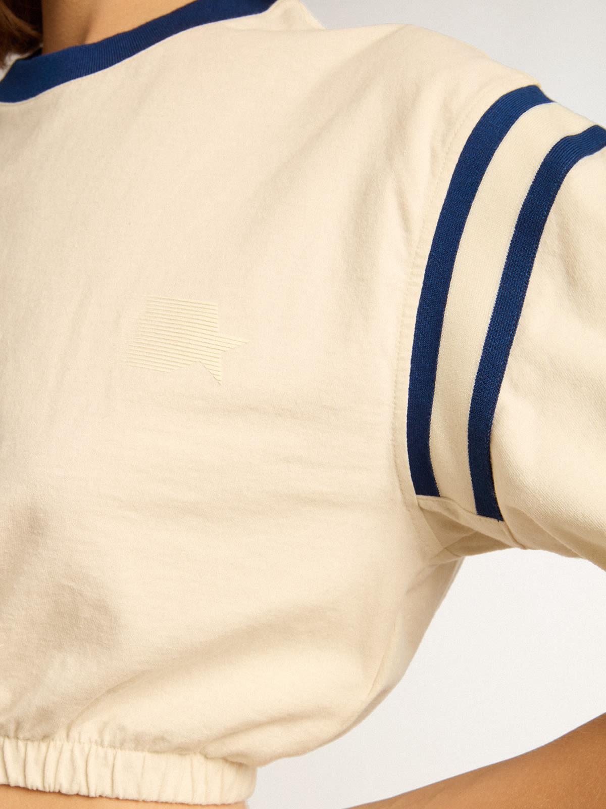 Golden Goose - Camiseta cropped de algodón color blanco envejecido con mensaje en la espalda in 