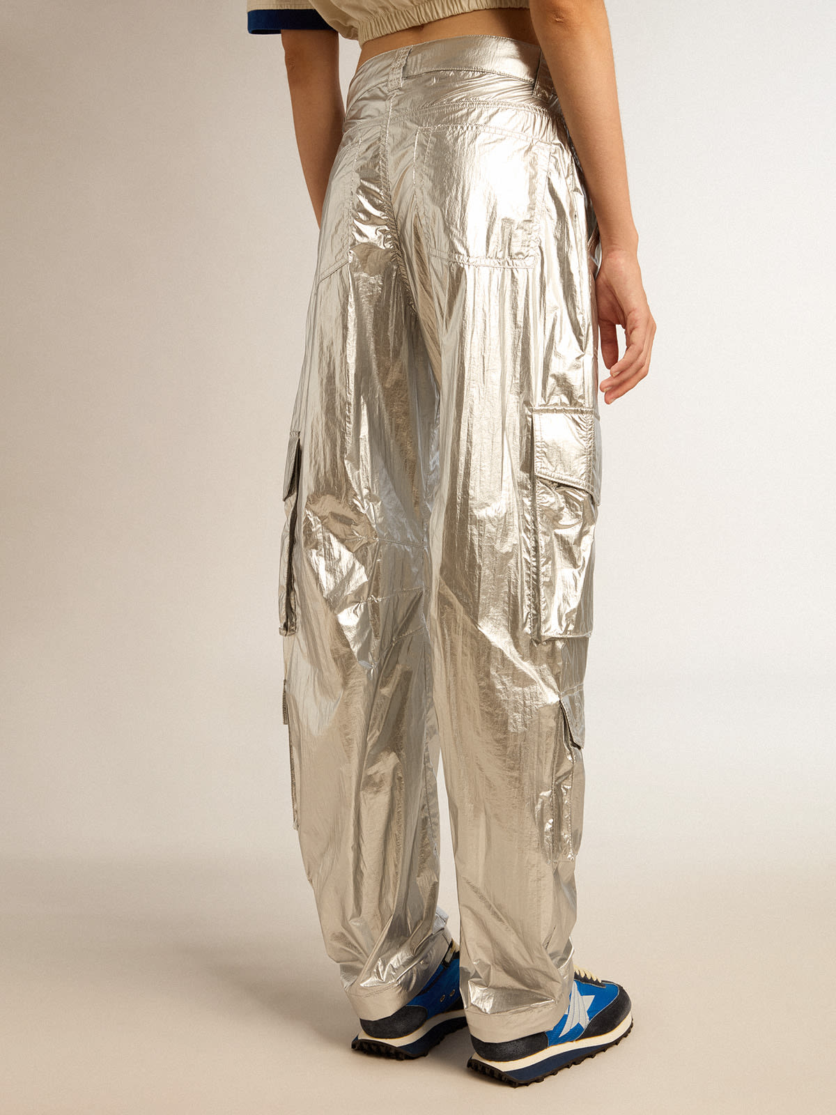 Golden Goose - Pantalon cargo pour femme en tissu technique argenté in 