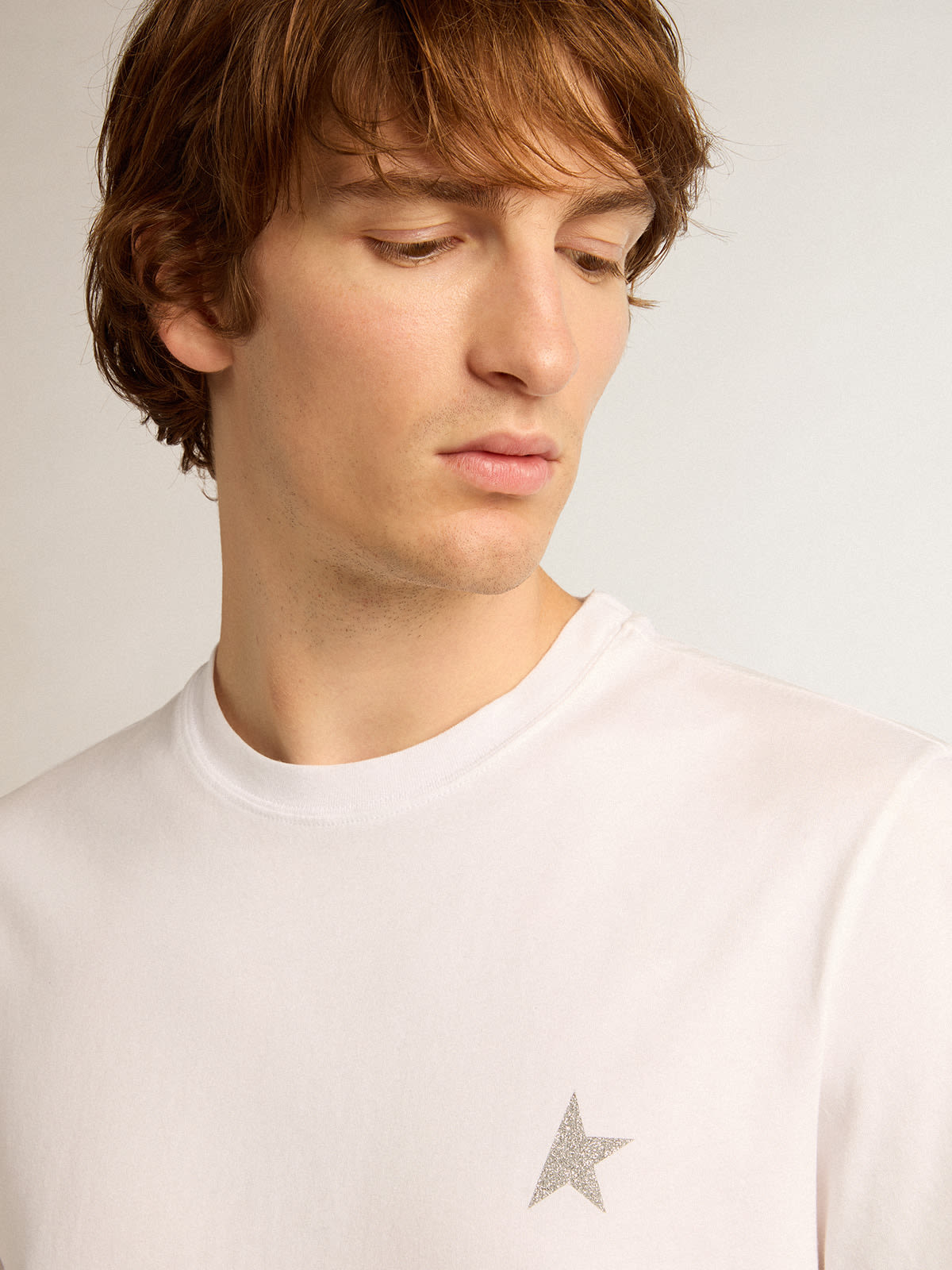 Golden Goose - Camiseta masculina branca com estrela de glitter prateado na frente in 