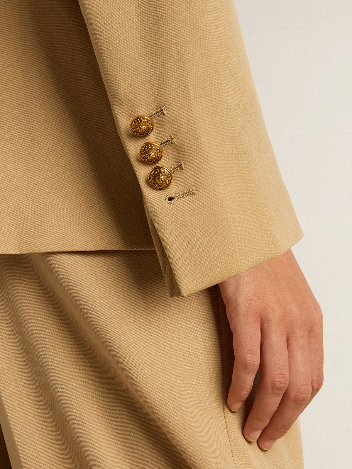 Golden Goose - Blazer de abotoamento duplo feminino cor areia com botões heráldicos dourados in 