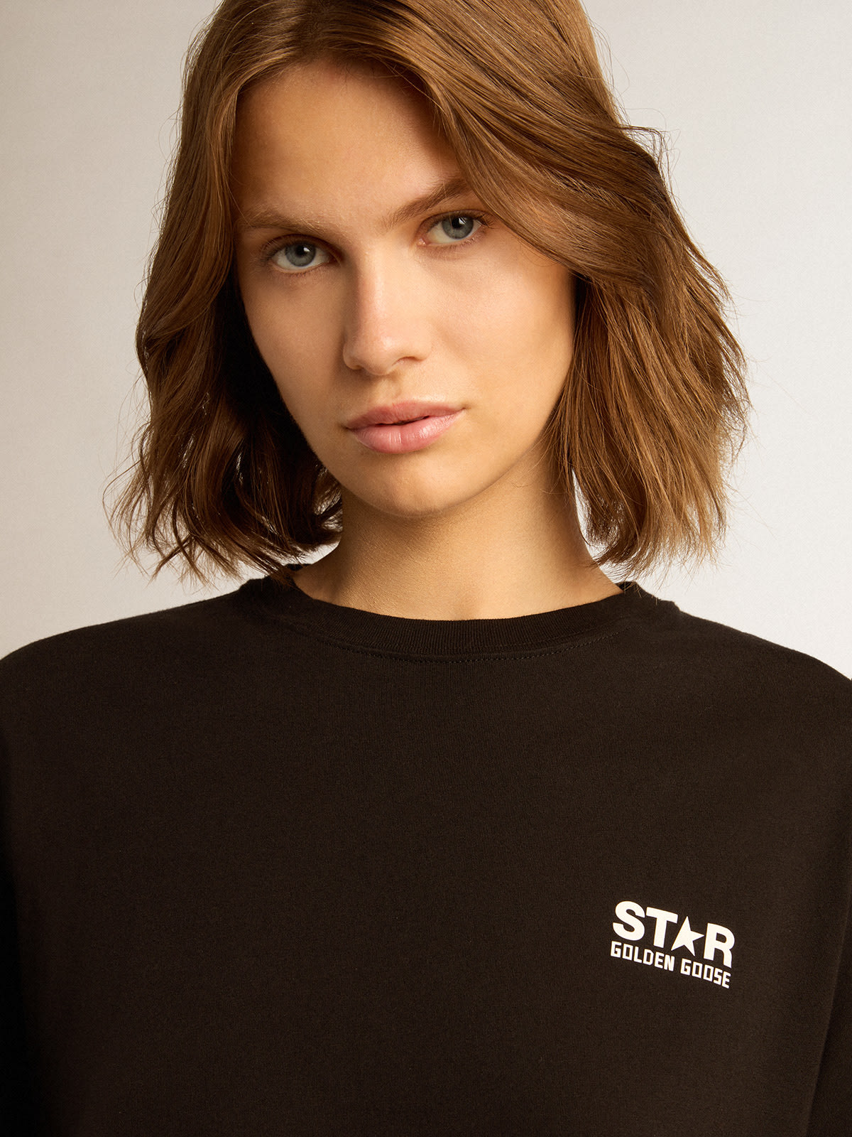 Golden Goose - T-shirt noir collection Star avec logo et étoile blancs contrastés in 