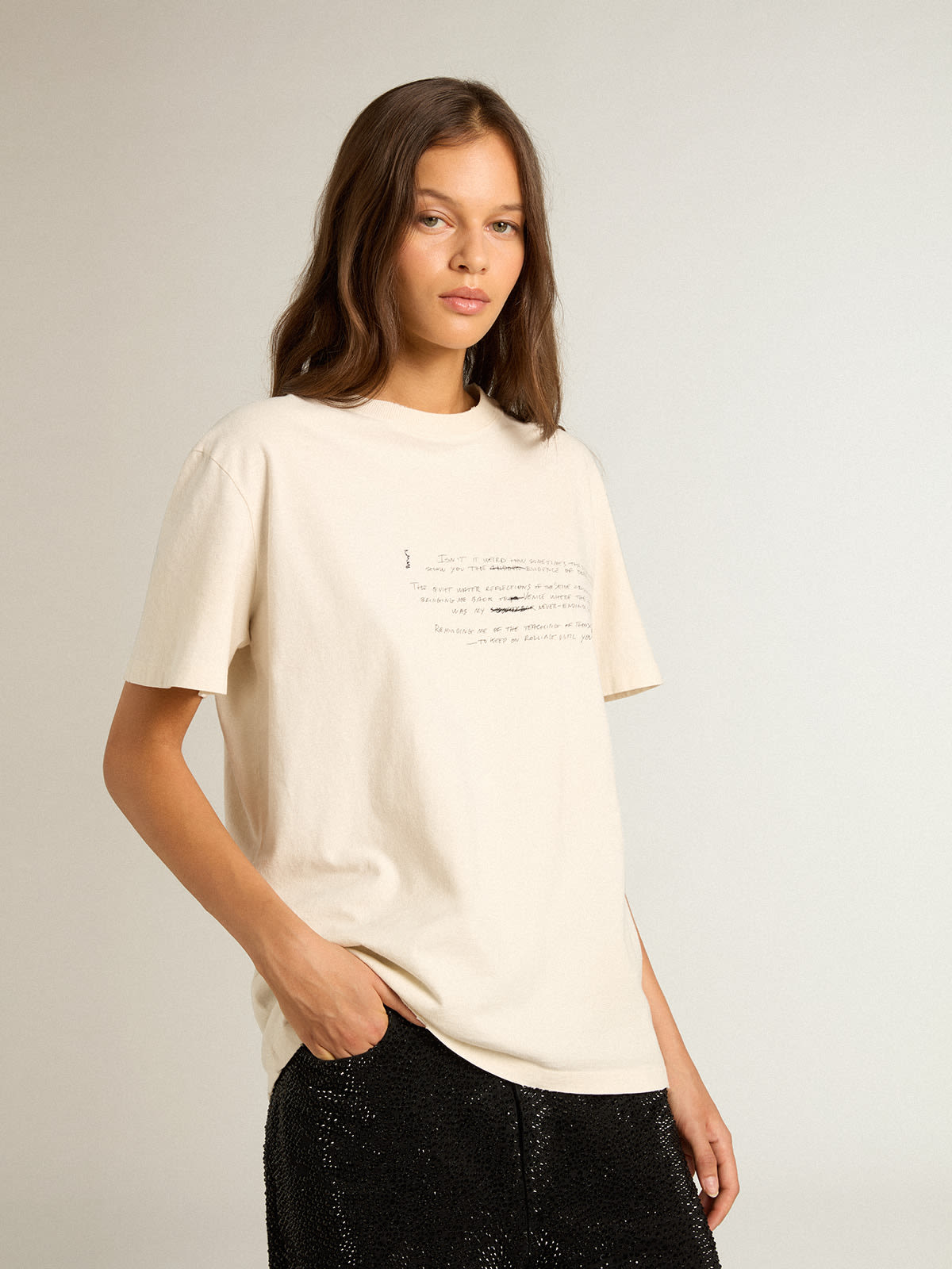 Golden Goose - Camiseta de mujer en algodón color blanco envejecido con mensaje bordado in 