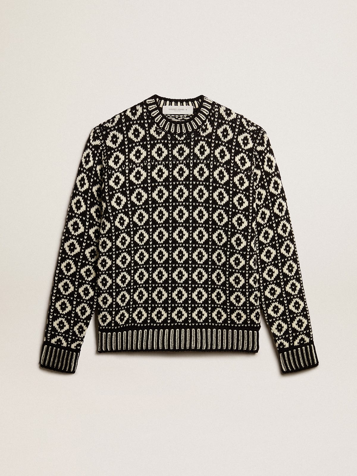 Round neck sweater with geometric pattern in vintage white and black