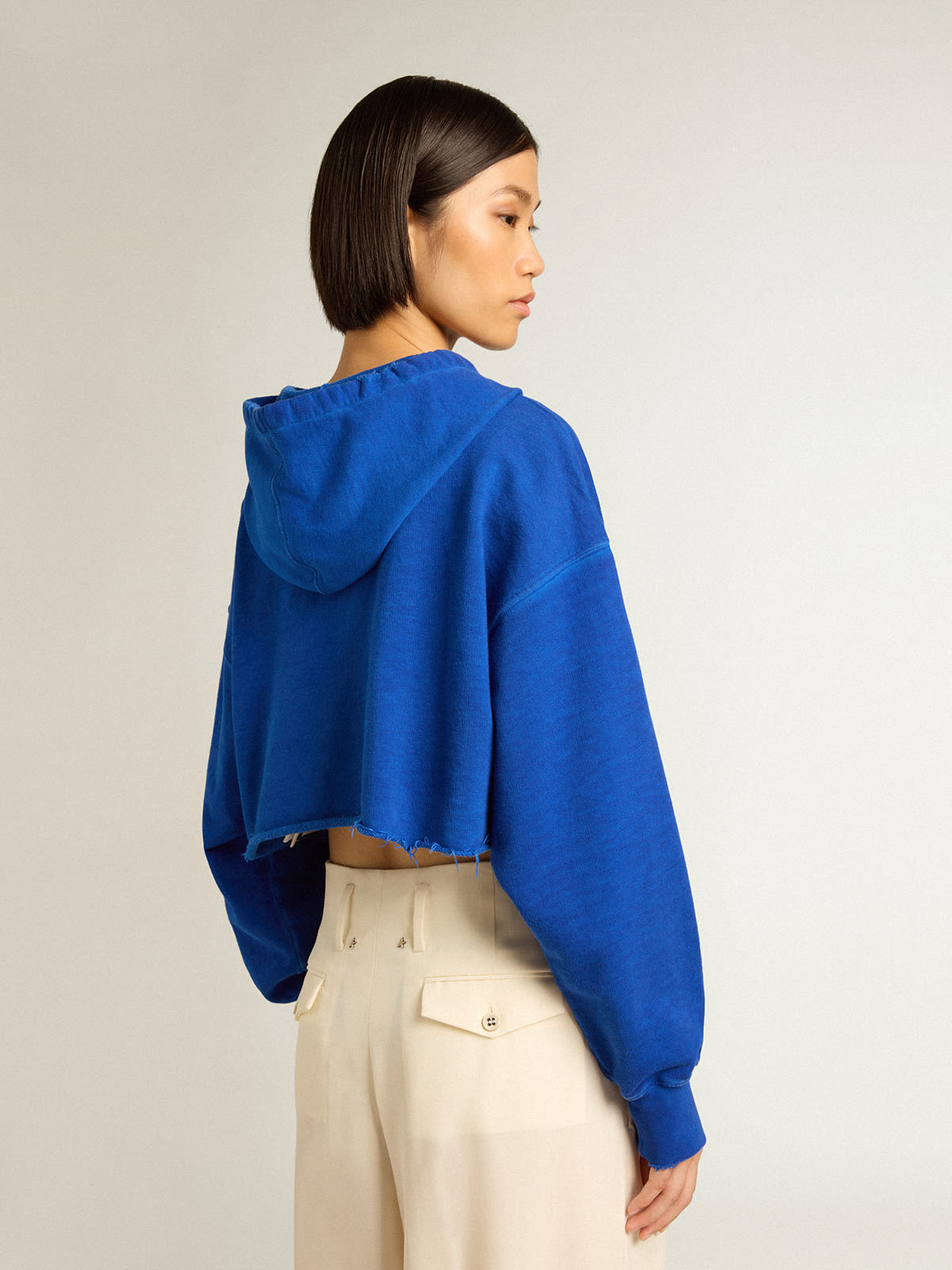 Blue cropped sweatshirt with zip fastening and hood