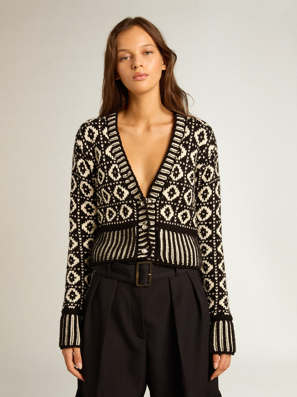 Cropped cardigan with geometric design in vintage white and black