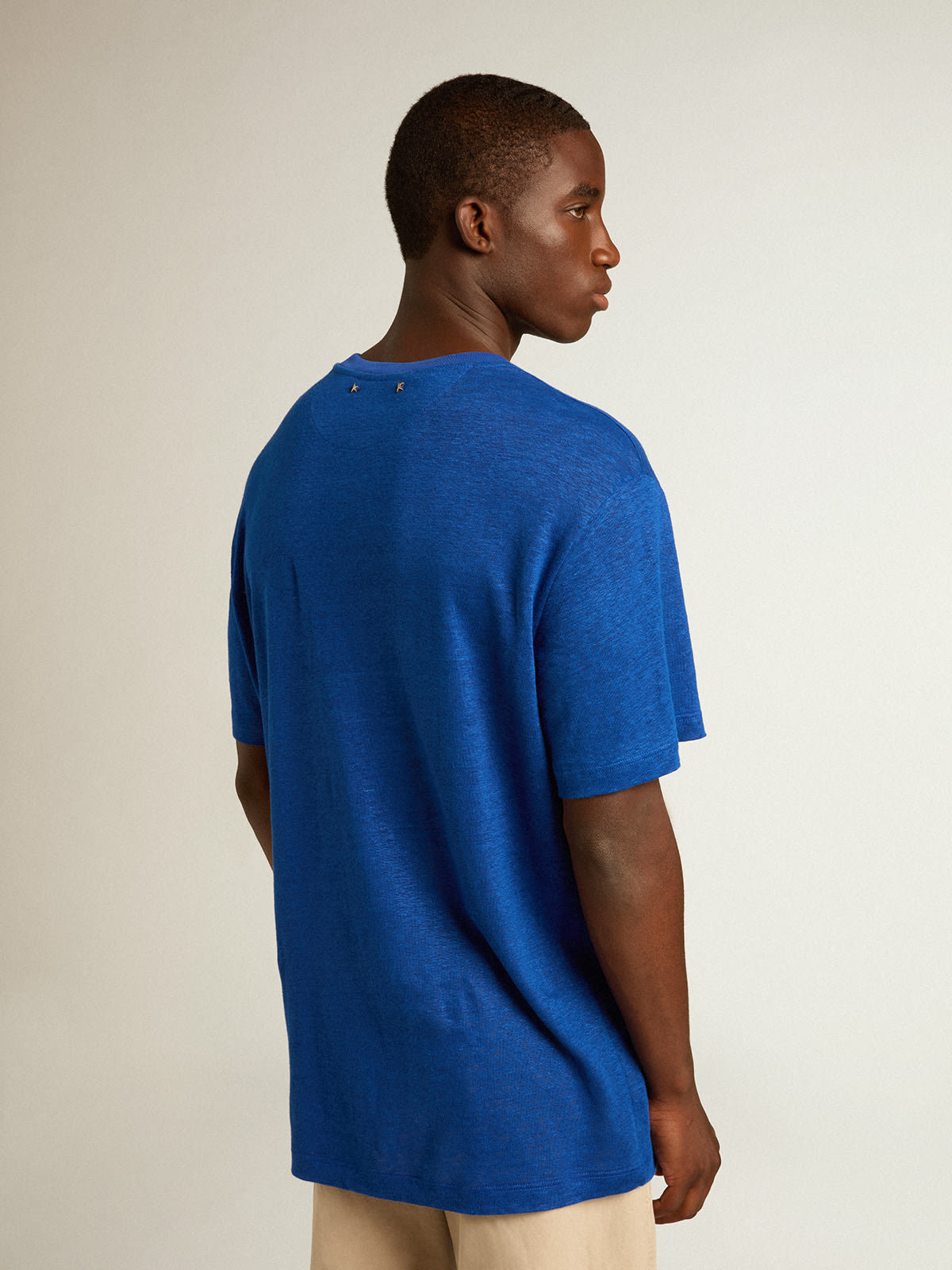 Men’s blue-colored linen T-shirt with print on the chest | Golden Goose