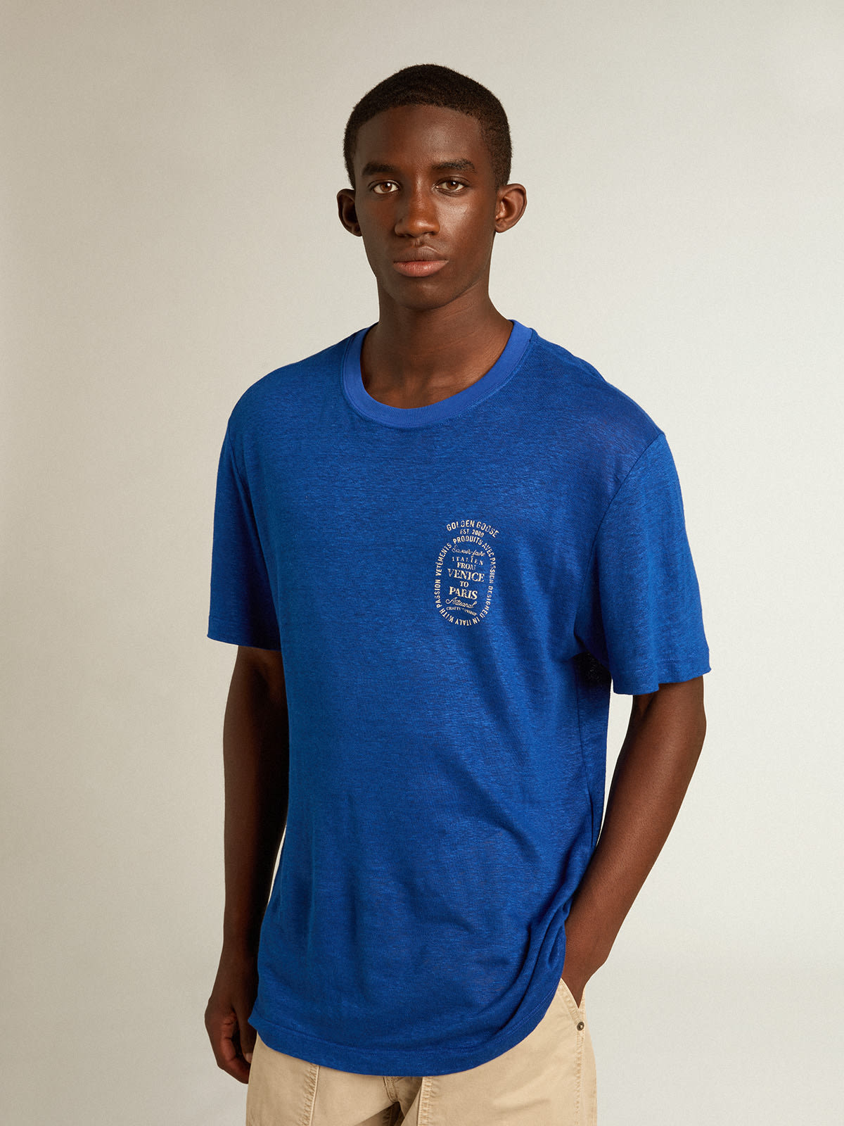 Men’s blue-colored linen T-shirt with print on the chest | Golden Goose