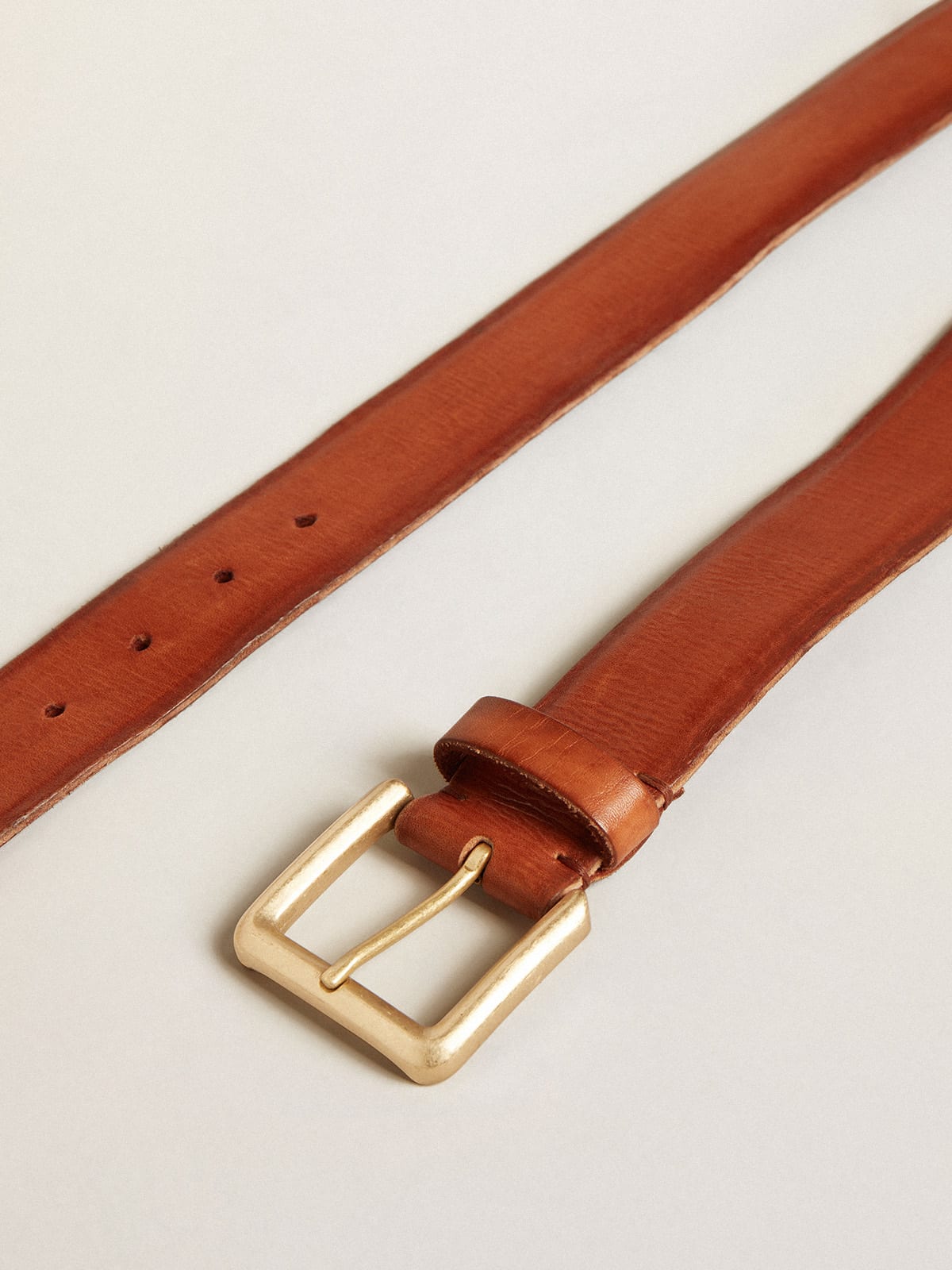 Golden Goose - Cinturón de piel lavada color cuero con estampado en relieve in 