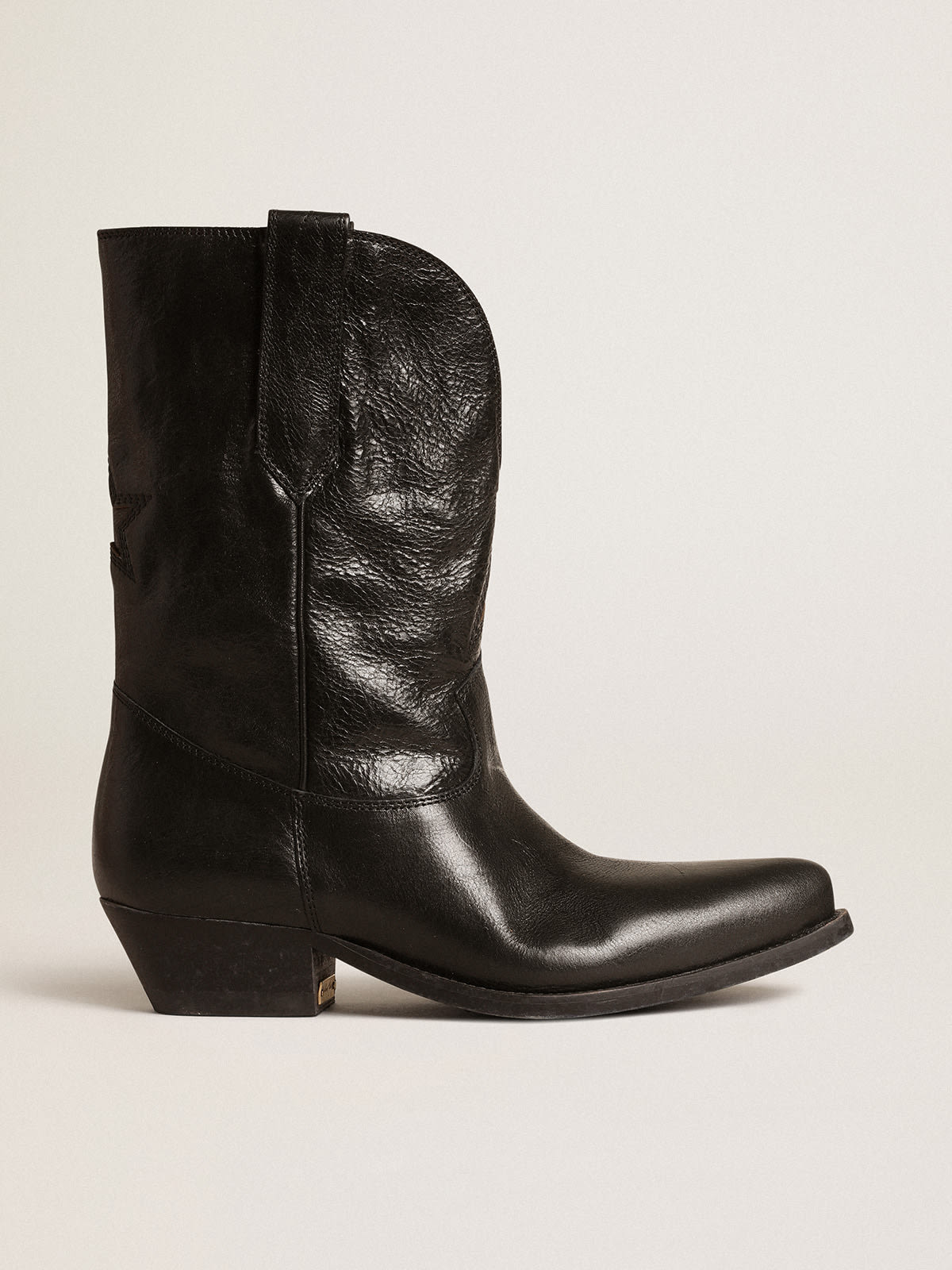 Golden Goose - Low Wish Star boots in black leather with black star in 