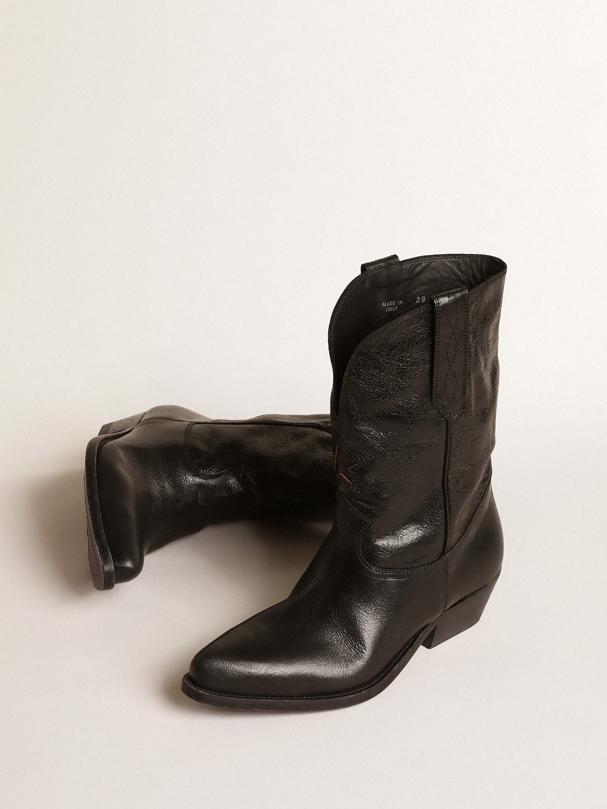 Golden Goose - Low Wish Star boots in black leather with black star in 