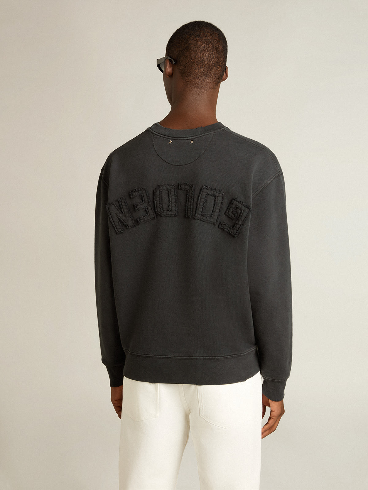 Sweatshirt in washed black with reverse logo on the back Golden