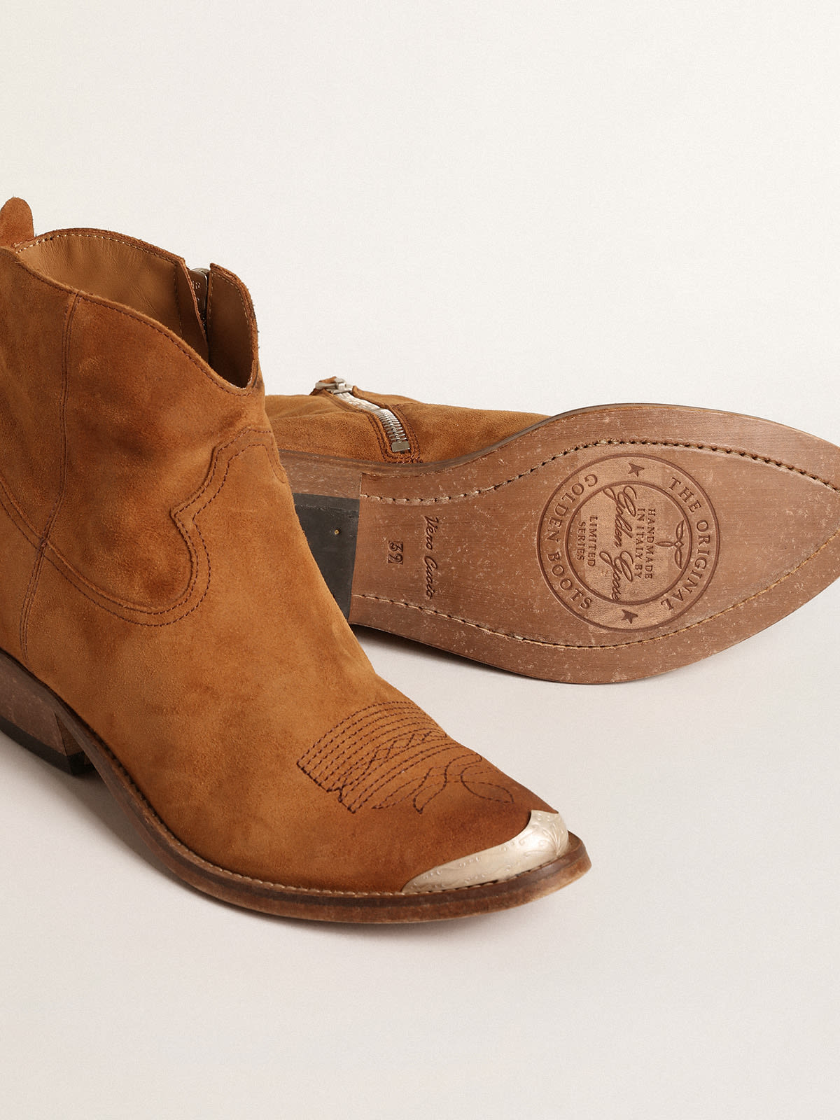 Young ankle boots in cognac colored suede