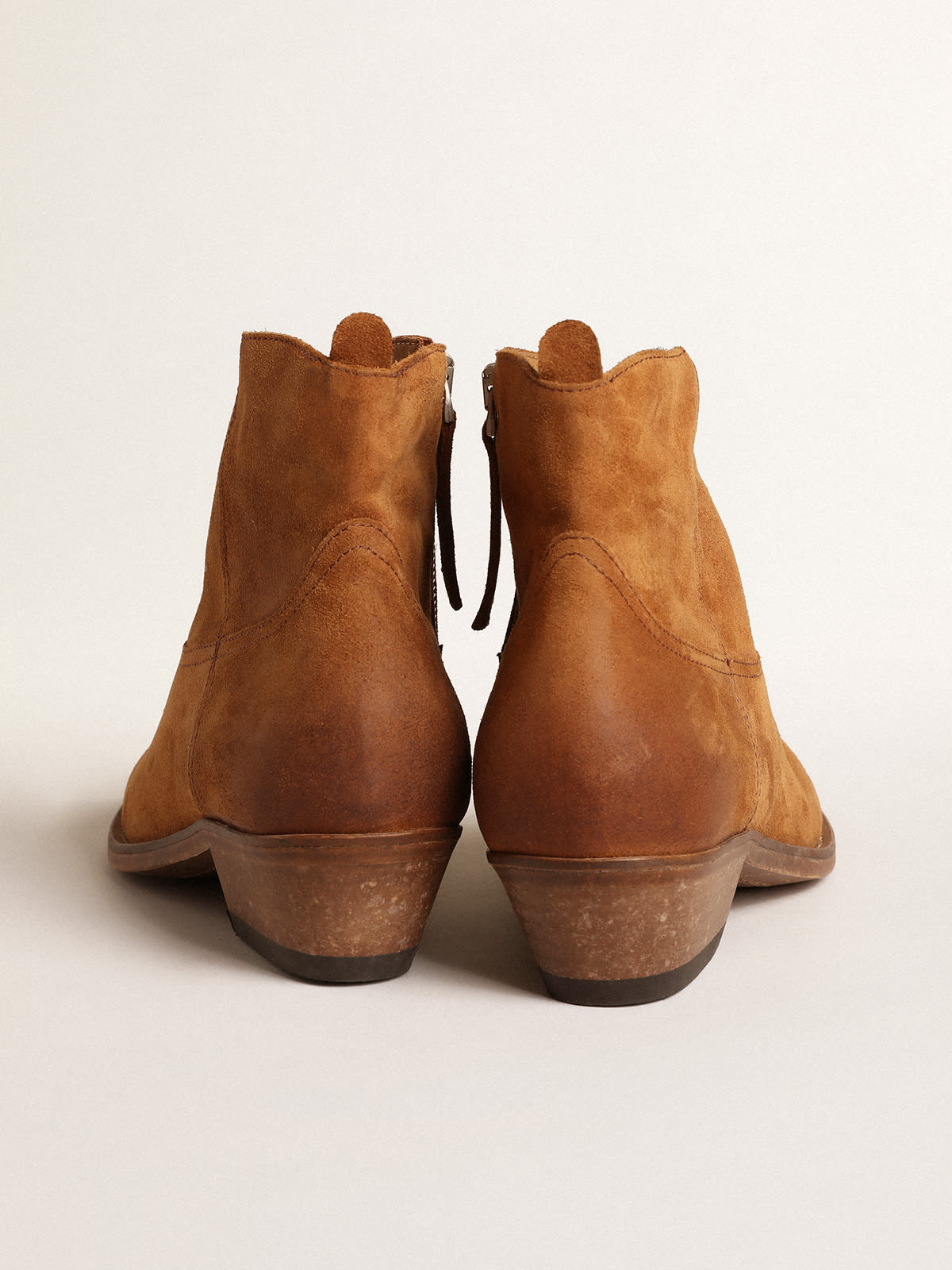 Young ankle boots in cognac colored suede