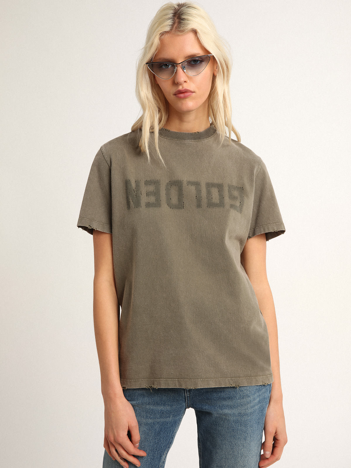 Golden Goose - T-shirt color verde oliva dal fit regular con scritta Golden sul davanti in 